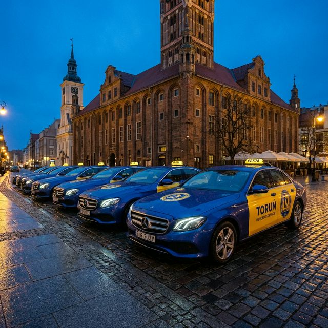 Flota żółto-niebieskich taksówek TU Taxi